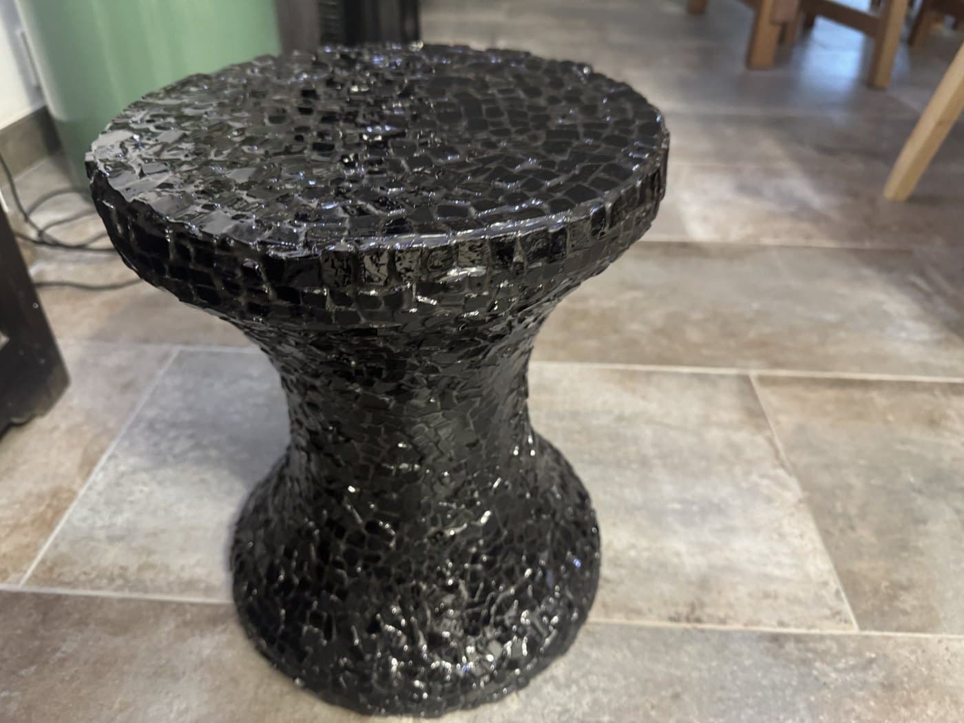 Le tabouret Noir Obsidienne, mosaïque noire laquée