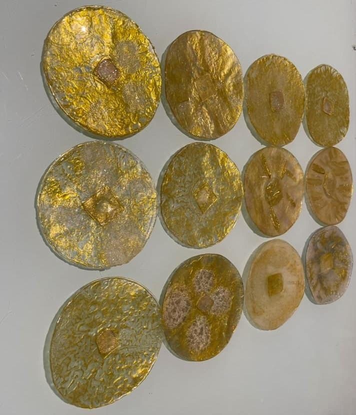 Série Soleils d'Or : disques de résine et feuille d'or réalisés à l'atelier
