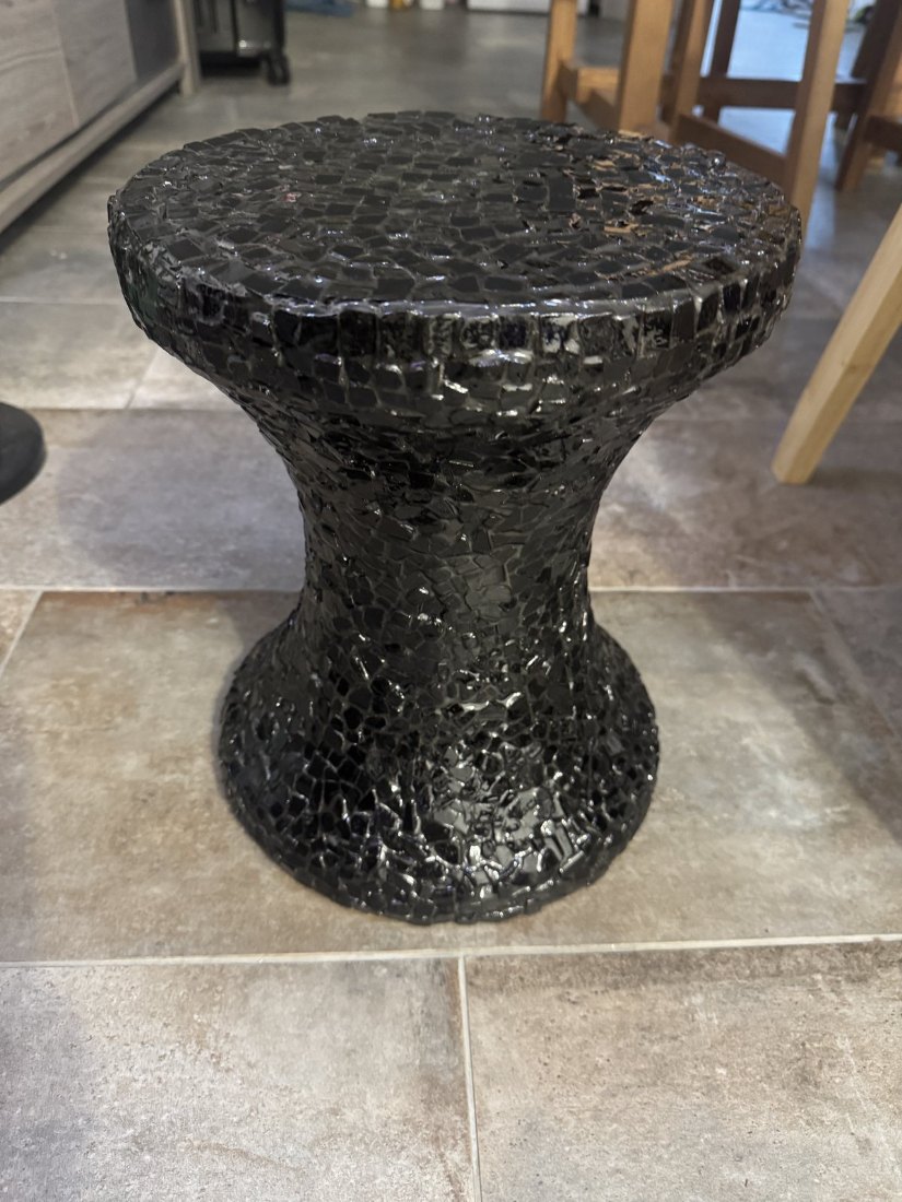Tabouret Noir Obsidienne, vue de face